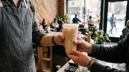 Acción judicial contra Starbucks en EEUU: cuestionan denominación "Sugar-Free" en su menú