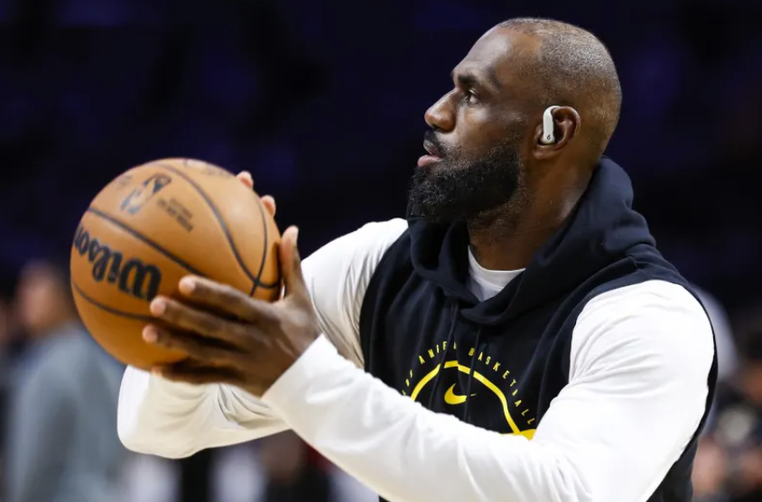 La NBA prueba balones inteligentes y dispositivos de muñeca para optimizar el arbitraje