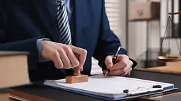 Prevenga estafas legales: diferencia entre un notario estadounidense y el concepto legal latinoamericano