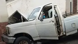 Camioneta sin frenos se estrella contra una vivienda: conductor falleció y su hija resultó herida