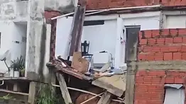 Fuertes lluvias en la Gran Caracas provocan deslizamiento y colapso de una vivienda en Petare