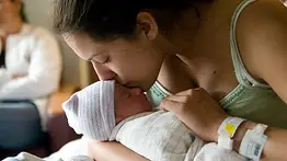 Licencia de maternidad en EEUU: los 14 estados que garantizan permiso pagado y sus alternativas
