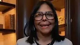 Delcy Rodríguez rinde homenaje a las víctimas del doble terremoto en el inicio de la LVBP