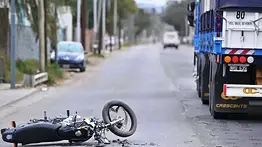Joven venezolana muere tras choque entre moto y tráiler de carga: su compañero resultó herido