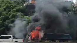 Reportan incendio de camión en el distribuidor metropolitano de Caracas: video