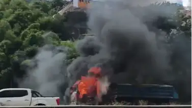 Reportan incendio de camión en el distribuidor metropolitano de Caracas: video Reportan incendio de camión en el distribuidor metropolitano de Caracas: video
