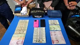 Usaban dólares falsos para comprar en comercios y quedarse con el vuelto real: atrapan a tres hombres
