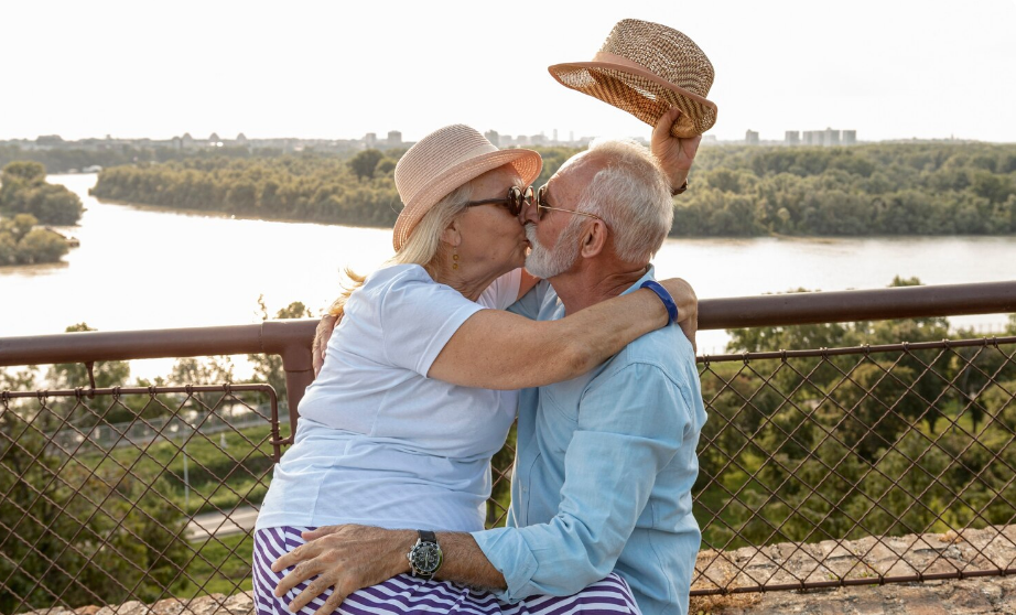 No es lo mismo enamorarse que mantenerse unido a alguien: el secreto del amor duradero según Harvard