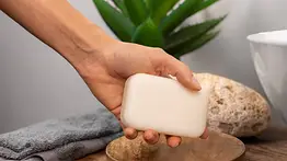 Pureza al tacto: Por qué tu piel prefiere el jabón en barra antes que diez frascos