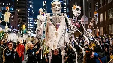 Celebración de Halloween en Nueva York: desfile del Village cumple 53 años en la Sexta Avenida Celebración de Halloween en Nueva York: desfile del Village cumple 53 años en la Sexta Avenida