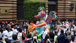 Criaturas fantásticas toman las calles de Ciudad de México en el Desfile de Alebrijes Monumentales