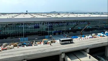 Avión de Latam sufrió incendio en un ala antes de despegar en Lima Avión de Latam sufrió incendio en un ala antes de despegar en Lima
