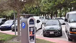Miami-Dade detecta fraude masivo en permisos de estacionamiento: más de 8.000 invalidados