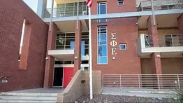 Demanda por abuso sexual activa alertas en la Universidad de Arizona: estudiante habría sido agredida por miembros de una fraternidad