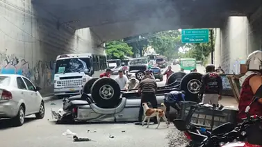 Camioneta Toyota pierde el control y cae de un puente en La Pastora este 22 de octubre: un fallecido Camioneta Toyota pierde el control y cae de un puente en La Pastora este 22 de octubre: un fallecido