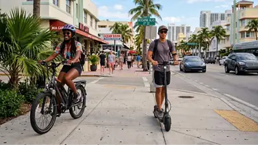 La ciudad de Miami prohíbe bicicletas eléctricas en las aceras y aplicará multas de hasta 250 dólares La ciudad de Miami prohíbe bicicletas eléctricas en las aceras y aplicará multas de hasta 250 dólares