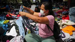 Montañas de ropa en las calles: denuncian el destino de las prendas donadas en La Guaira