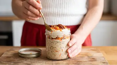 Avena trasnochada con sabor a pastel de zanahoria: opción nutritiva en solo cinco minutos Avena trasnochada con sabor a pastel de zanahoria: opción nutritiva en solo cinco minutos