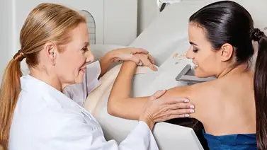 Nuevas perspectivas en salud femenina: la urgencia de ajustar la edad y frecuencia de las mamografías Nuevas perspectivas en salud femenina: la urgencia de ajustar la edad y frecuencia de las mamografías
