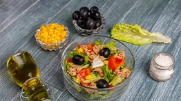 Fácil, fresca y saludable: Logra una ensalada griega perfecta en minutos y con menos de 10 ingredientes