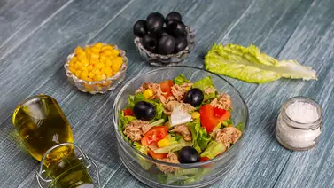 Fácil, fresca y saludable: Logra una ensalada griega perfecta en minutos y con menos de 10 ingredientes Fácil, fresca y saludable: Logra una ensalada griega perfecta en minutos y con menos de 10 ingredientes