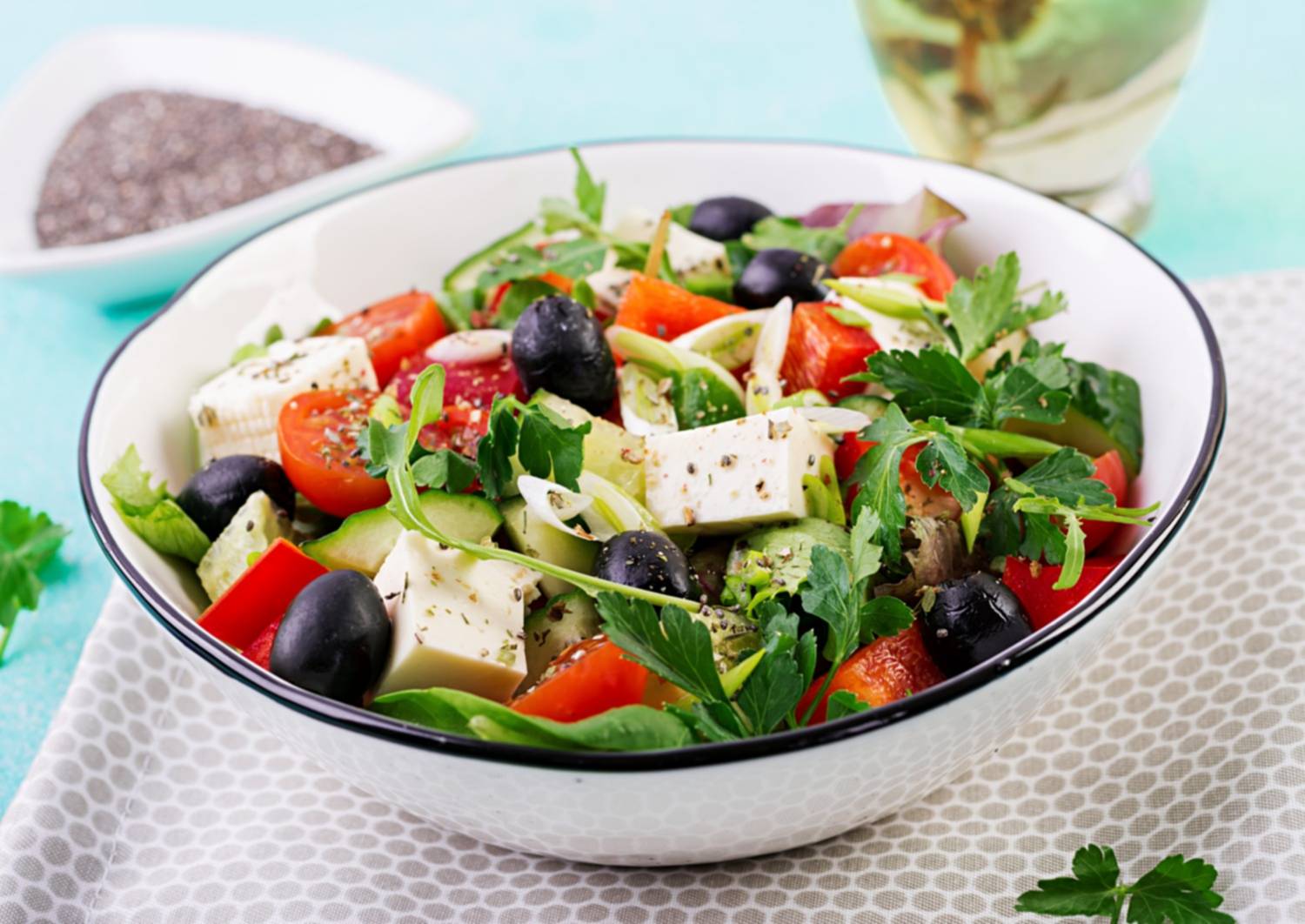 Fácil, fresca y saludable: Logra una ensalada griega perfecta en minutos y con menos de 10 ingredientes Fácil, fresca y saludable: Logra una ensalada griega perfecta en minutos y con menos de 10 ingredientes