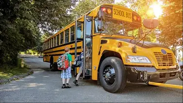 Seis niños escapan de un autobús escolar en llamas en EEUU: el incendio quedó grabado en video Seis niños escapan de un autobús escolar en llamas en EEUU: el incendio quedó grabado en video