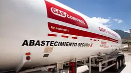 En video: cisterna de Pdvsa Gas genera alarmas tras volcarse en una estación de servicio