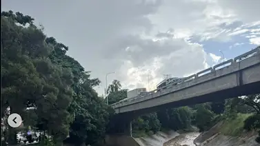 Fuertes lluvias y descargas eléctricas causan anegaciones en Caracas y Miranda Fuertes lluvias y descargas eléctricas causan anegaciones en Caracas y Miranda