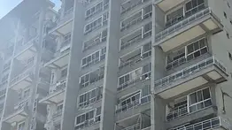 Edificio Costa Bella se inclina peligrosamente junto a concurrida parada en La Guaira