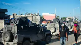 Soldados salvadoreños patrullan Puerto Príncipe tras la desaparición de cuatro militares