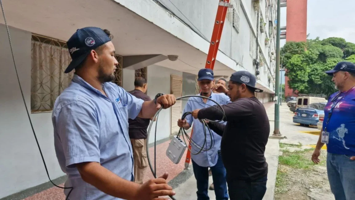 Cantv realiza labores para ofrecer internet con fibra óptica en Caracas Cantv realiza labores para ofrecer internet con fibra óptica en Caracas
