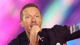 Chris Martin sufre aparatosa caída en un concierto (+Video) 