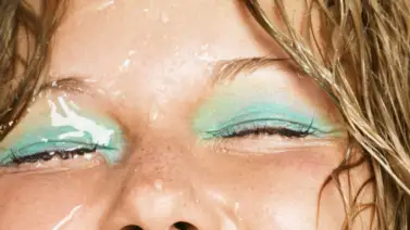 Retira la máscara de pestañas a prueba de agua sin lastimarlas Retira la máscara de pestañas a prueba de agua sin lastimarlas