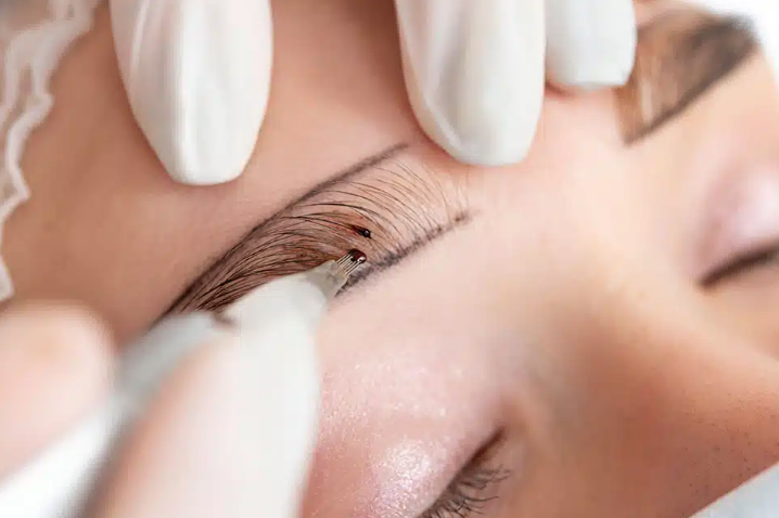 Esto es lo que debes saber antes de decidir tatuarte las cejas