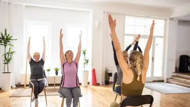 Conoce los mejores ejercicios de yoga en la silla para mayores de 40 Conoce los mejores ejercicios de yoga en la silla para mayores de 40