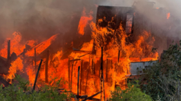 Incendio consume al menos 50 casas este 12 de noviembre (+DETALLES)