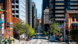 Nueva ley en California impone restricciones en el estacionamiento de vehículos