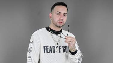 Intérprete de lenguaje de señas le roba el show a Justin Quiles en un evento