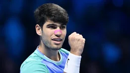 Carlos Alcaraz hace historia en las finales ATP pese a dolencia física
