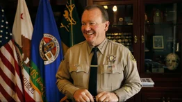 Jefe de policía de Los Ángeles respalda a inmigrantes tras llegada de Trump
