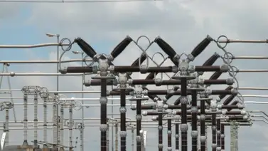 Mujer causó apagón masivo tras escalar un transformador eléctrico (+Video) Mujer causó apagón masivo tras escalar un transformador eléctrico (+Video)