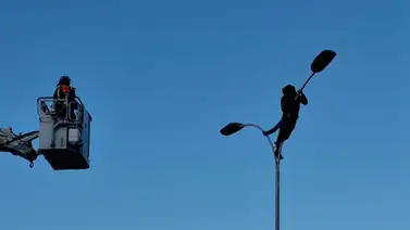 Rescatan a venezolano que dormía en lo alto de un poste de luz (Video) Rescatan a venezolano que dormía en lo alto de un poste de luz (Video)