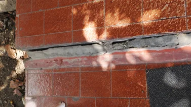 ¡Qué peligro! Socavamiento causa grietas en Vista Alegre (+FOTOS)