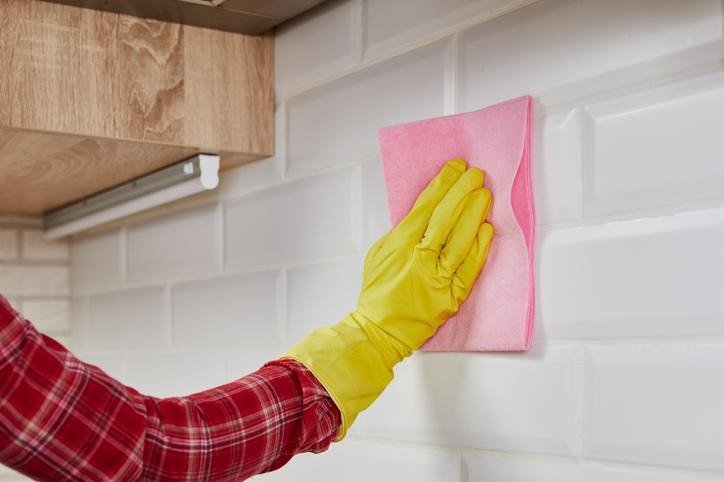 Trucos de la abuela para eliminar la grasa de los azulejos de la cocina