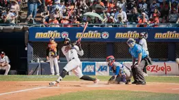 Águilas derrota a Tiburones en el histórico Juego de la Chinita 
