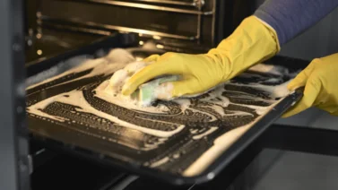 El eficaz truco para remover la grasa de la bandeja del horno