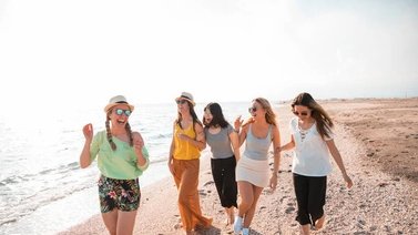 Estudio revela los efectos de caminar con las amigas