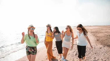 Estudio revela los efectos de caminar con las amigas