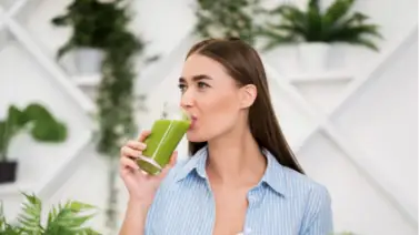 Batido verde que reducirá la irritación del colon si lo tomas en ayudas Batido verde que reducirá la irritación del colon si lo tomas en ayudas